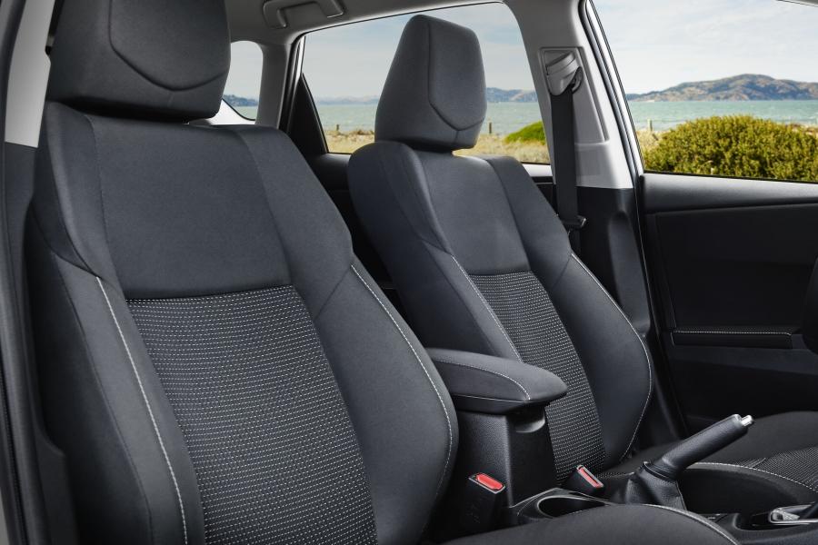 Интерьер Toyota Corolla iM 2016 года  (NA) (фото 9 из 30)